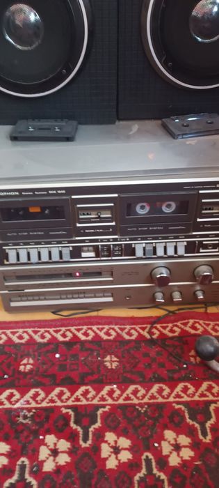 Combina muzicala cu radio , casete și discuri placi stare bună de funcționare. Cu 2 boxe.