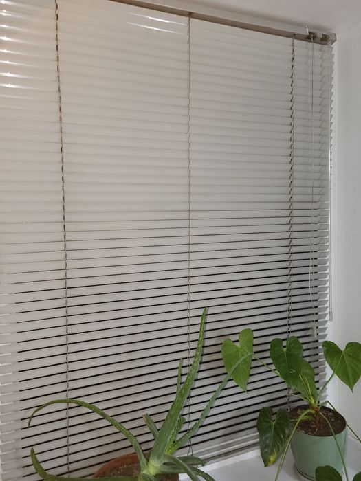 Оконные жалюзи  и гардины деревянные.