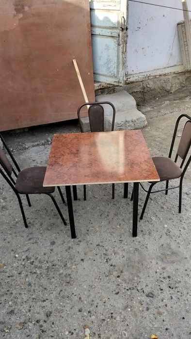 Stol stul bor holati yaxshi qirilgan chizilgan joyi yoq