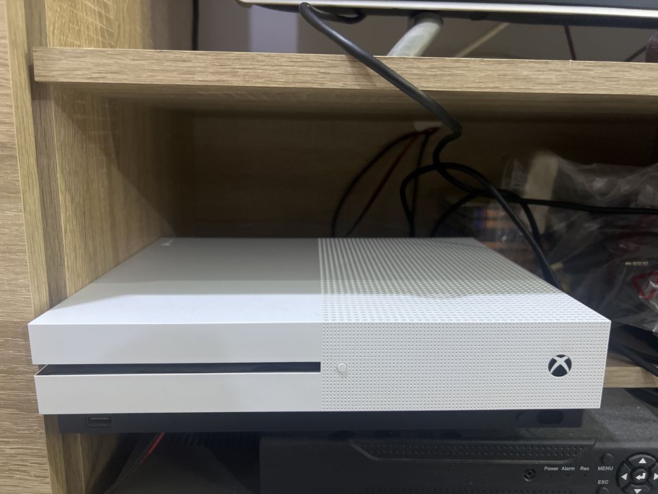 Xbox One S 1TB cu controller de xbox series x