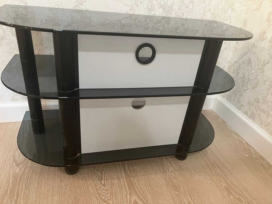 Стеклянный столик под телевизор