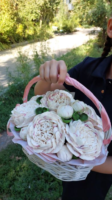 Корзина пионов из зефира