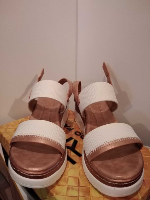 Сандали с платформа