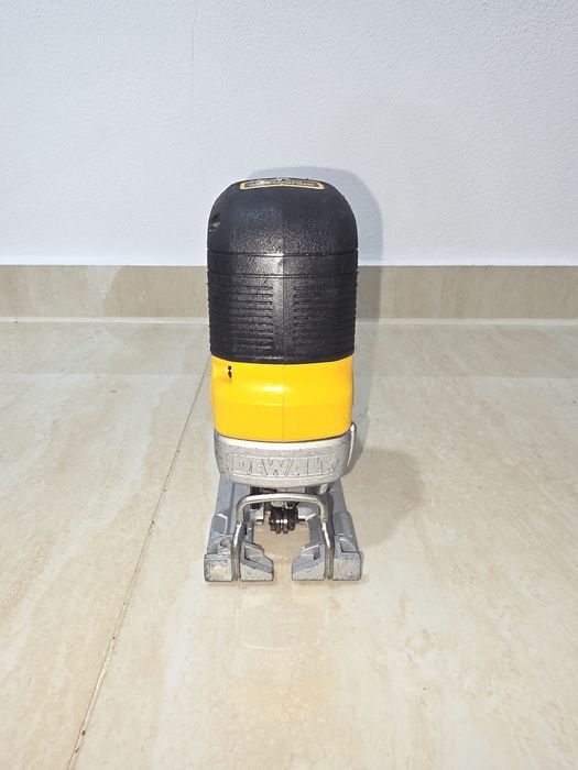 Fierastrau pendular Dewalt DCS335