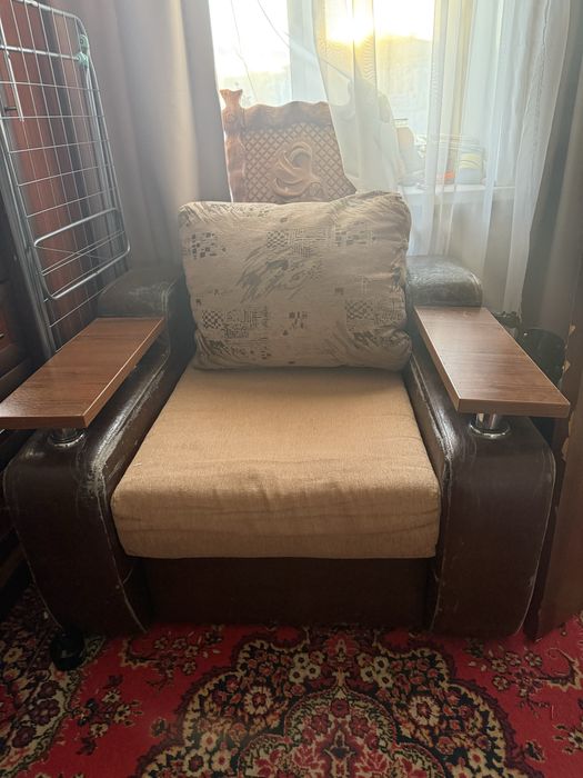 Продам угловой диван с креслом