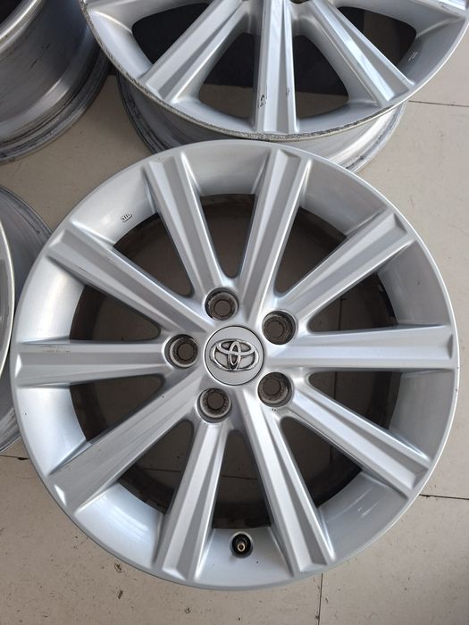 Продам диски р17 тойота оригенал.