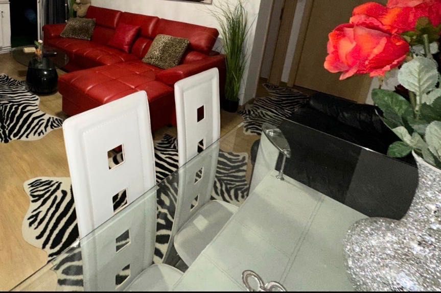 Masa de cristal cu scaune de piele albe