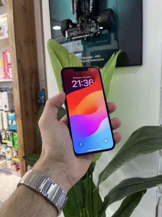 iPhone 13  в идеальном состоянии