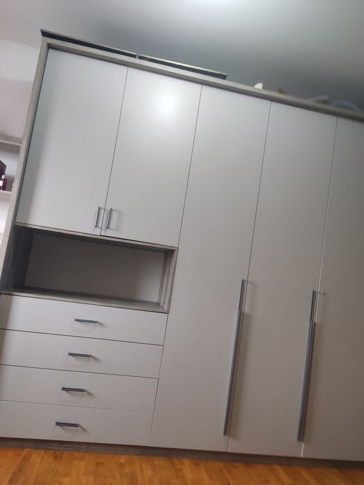 Шкаф очень вместительный . Цвет серый , высота 250 ,ширина 260,