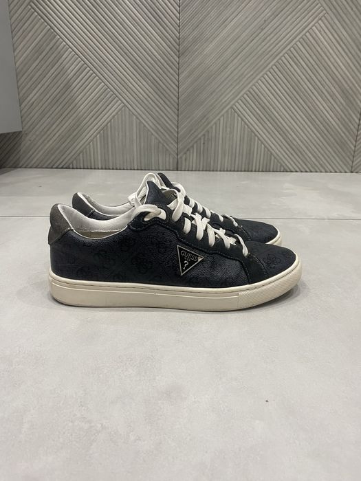 Продается кроссовка Guess размер 41