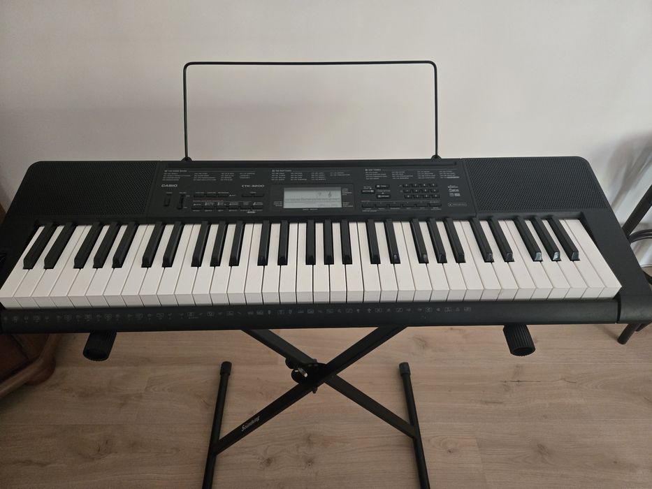 # Casio CTK-3200 – 61 клавиша + стойка + оригинално зарядно + нотник