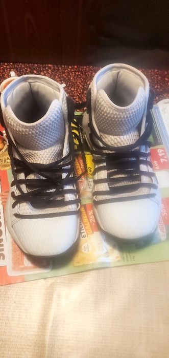 Vând adidași Under Armour mărimea 38 bej .Stare foarte bună.