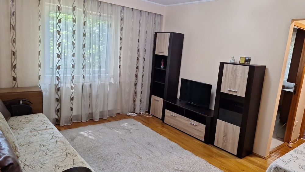 Închiriez apartament cu 2 camere
