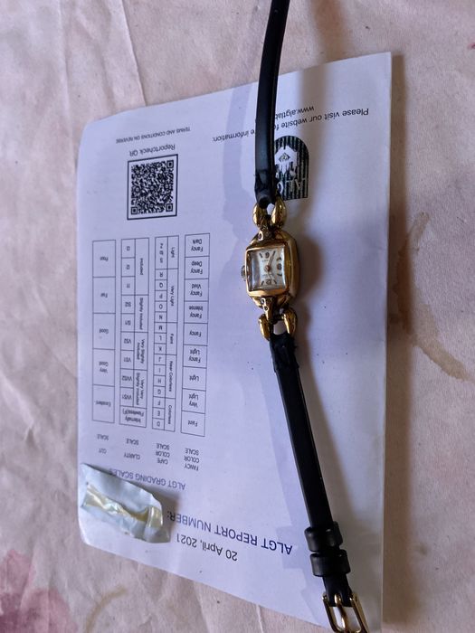 Швейцарски часовник с естествени диаманти 0.067CT