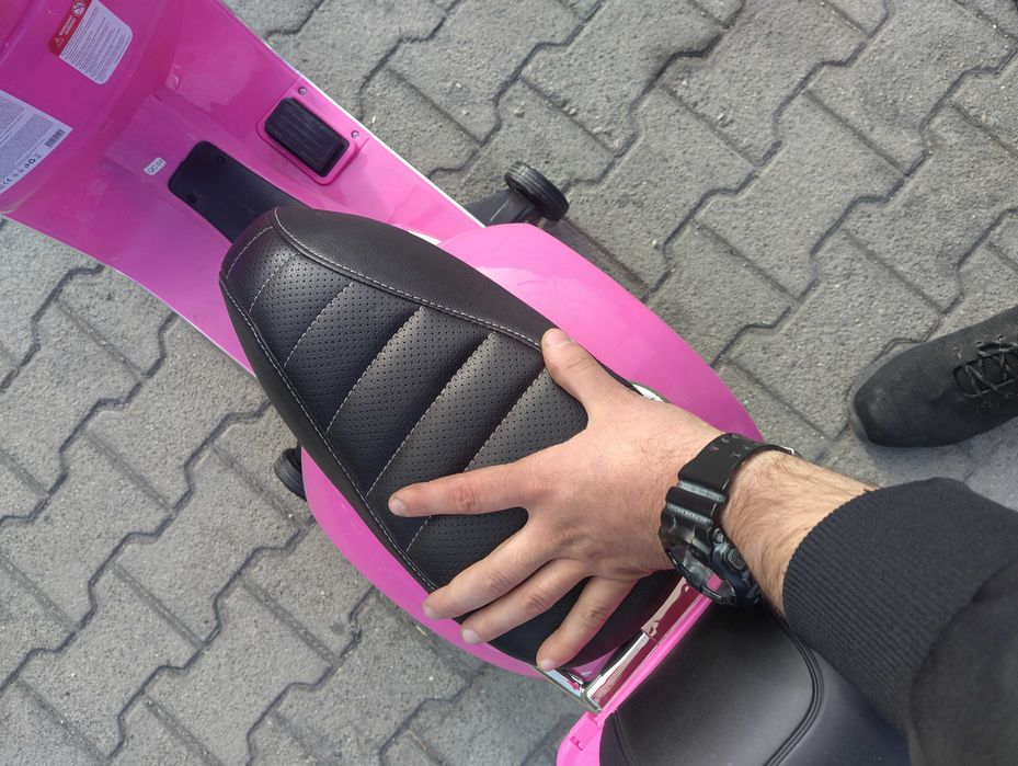 VESPA Акумулаторен мотор голям Vespa GTS Super Розов