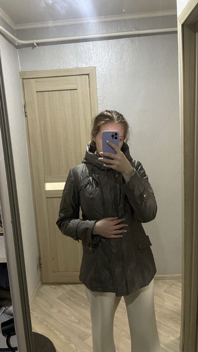 Продам весенние куртки 1000