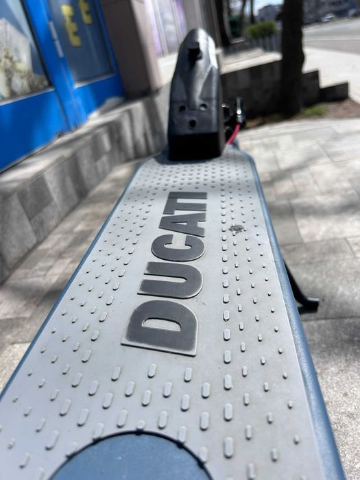 Trotineta Electrica Ducati PRO I MAX – Performanță urbană redefinită
