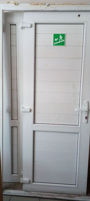 Дверь с дверной коробкой ПВХ б/у