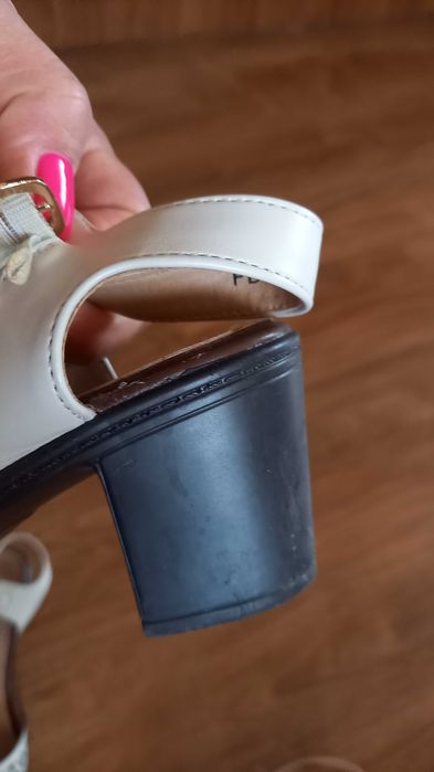 Удобни сандали в бежаво