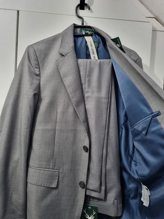 Costum barbati nou cu eticheta