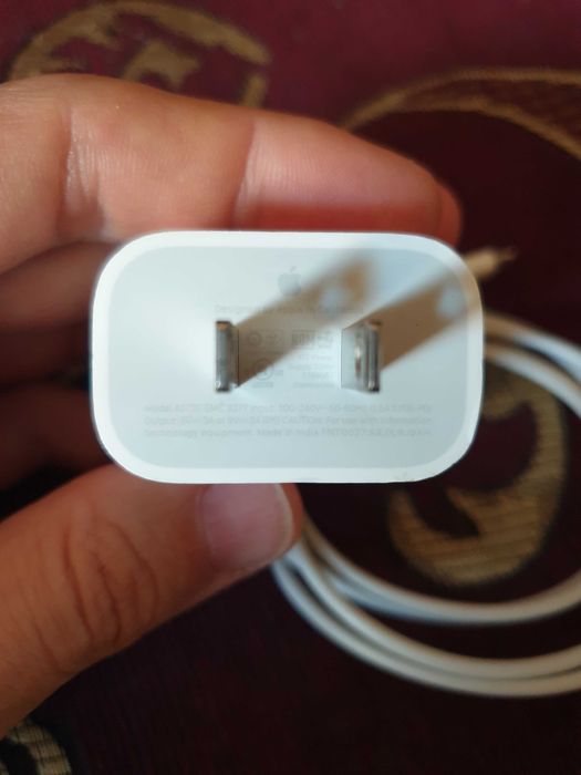 Продам оригинальное зарядное устройство от  iphone