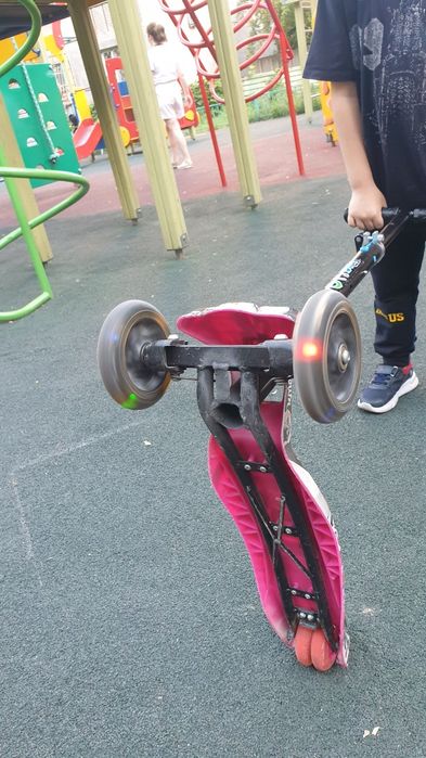 Детский самокат , очень прочный.
