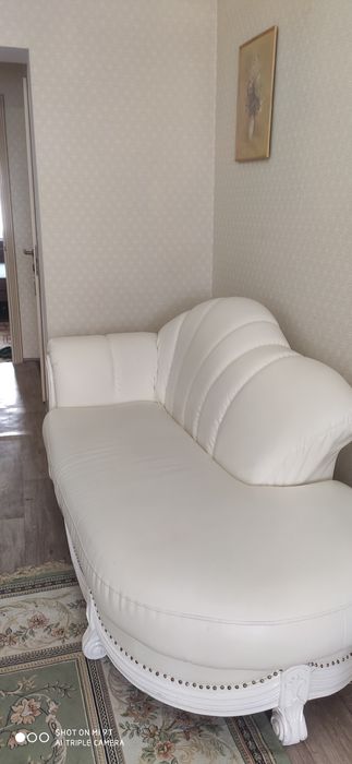 Диван белый, кожанный