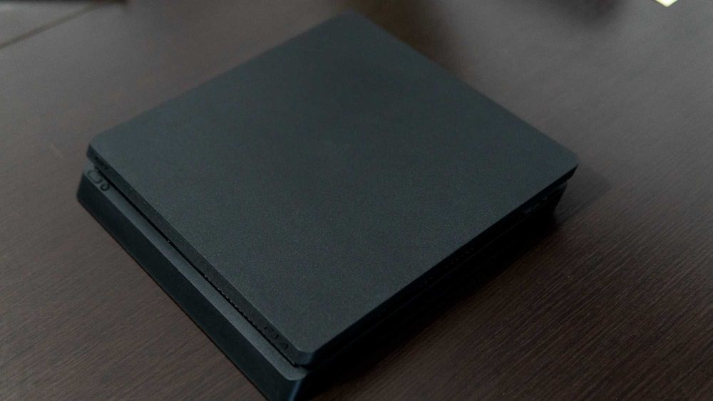 PlayStation 4 - PS4 в перфектно състояние + Контролер и Игра