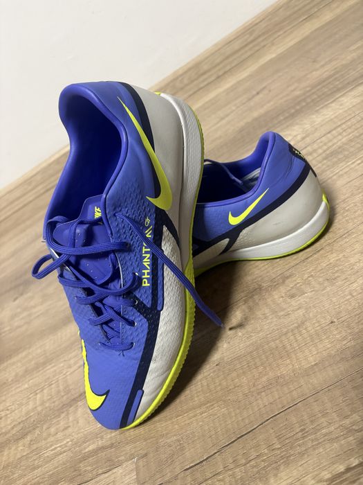 Обувки за футбол в зала “Nike”.