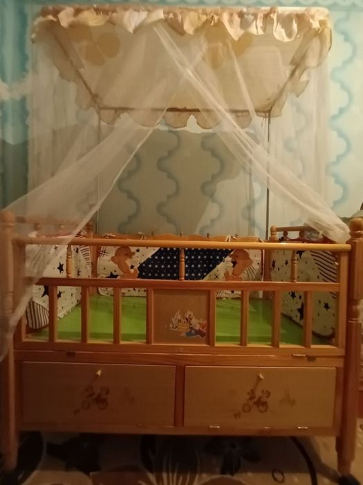 Срочно!!!Продаётся  детская кровать в хорошем состоянии.Внизу имеются