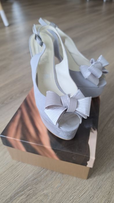 Официални токчета за повод