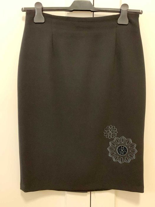 Costum dama MIZAR, sacou marime 40, fusta marime 42, negru cu broderie