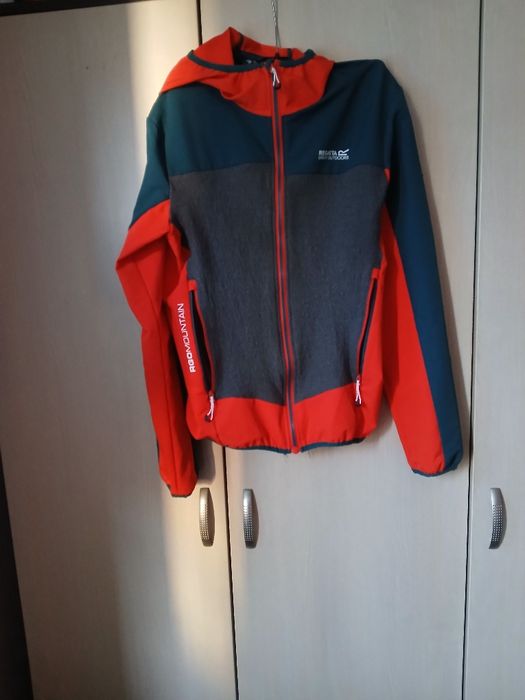 Страхотна ветровка много рядък модел много малко носена м размер