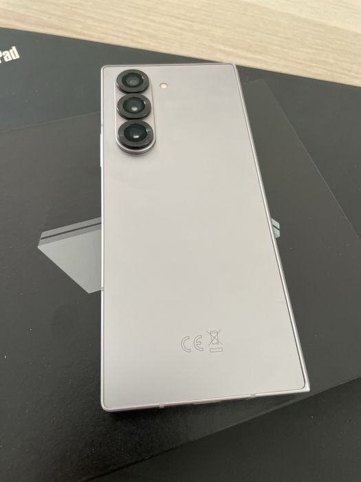 Продавам Samsung Z-Fold 6