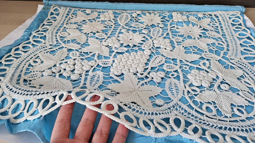 Vând mileu lansetă 63 x 47 cm, croșetat, motive florale