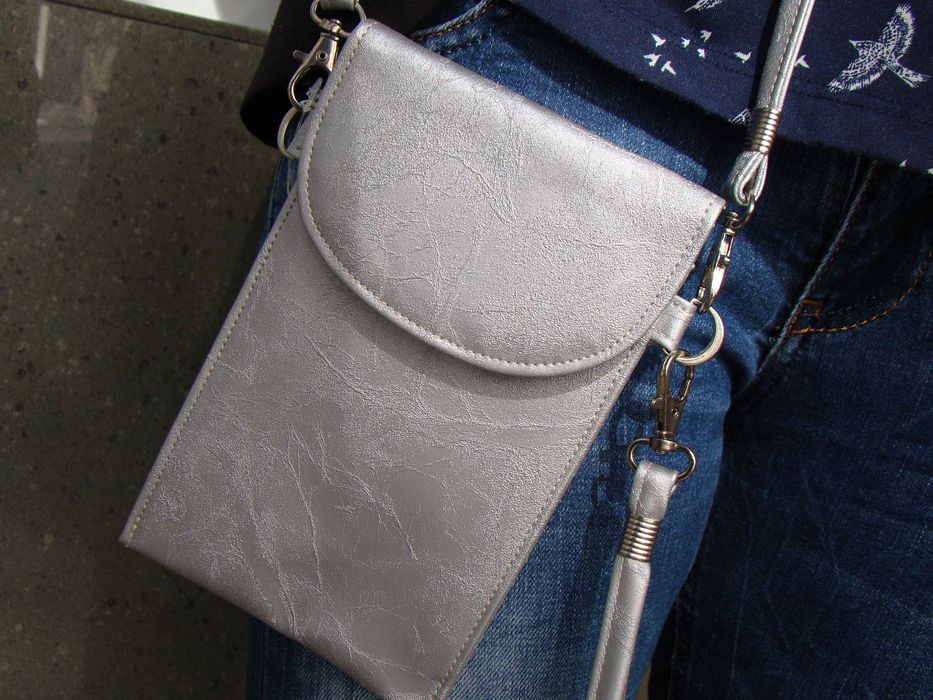 Дамски бутикови чантички за телефон и ключове