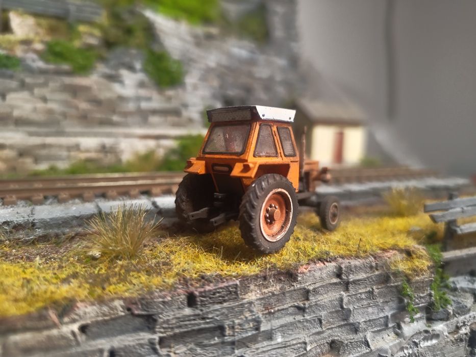 Macheta auto la scara 1/87 a tractorului UTB trenuleț electric