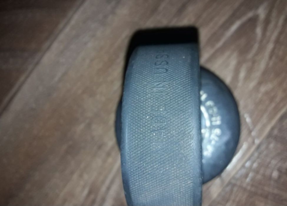 Продам шайбу хоккей