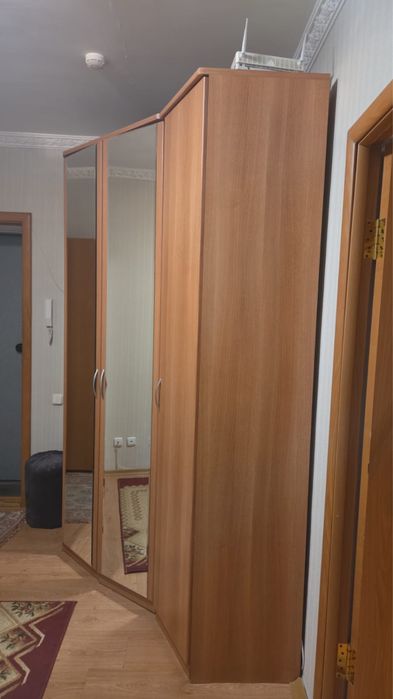 Срочно продаю шкаф угловой