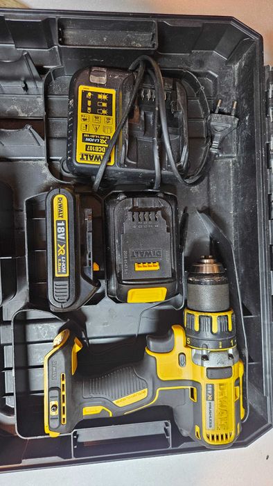 DeWALT DCD790 cu 2 acumulatori 1,5Ah, incarcator 18V si valiza