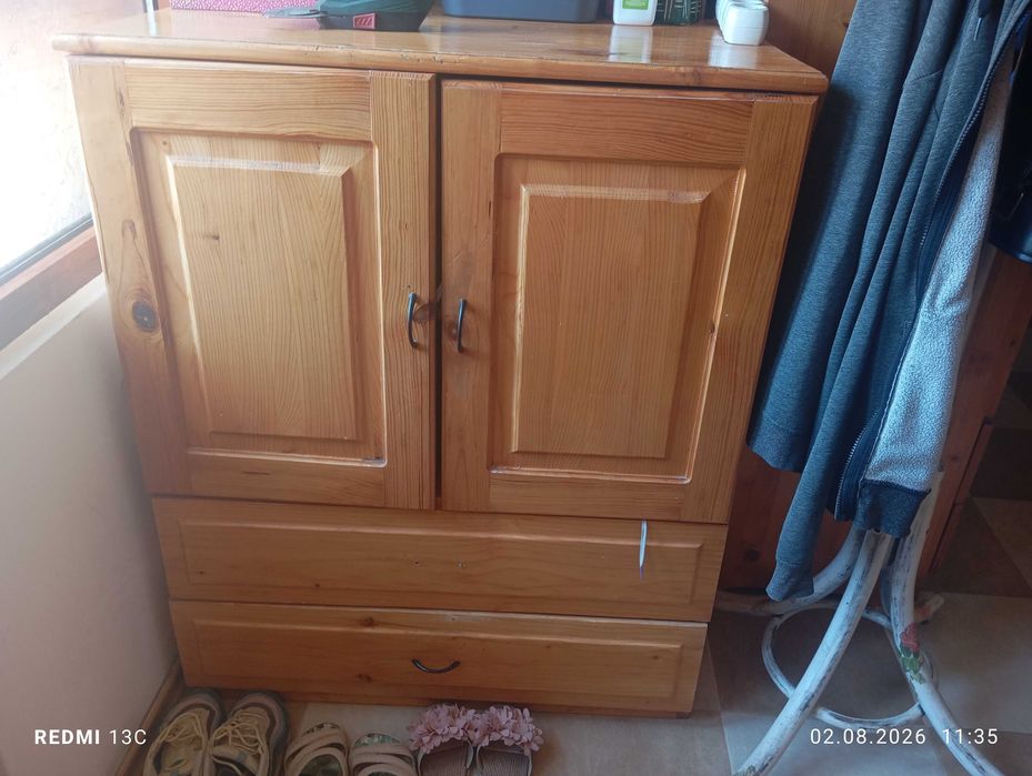 Продавам гардероб и скрин от масив
