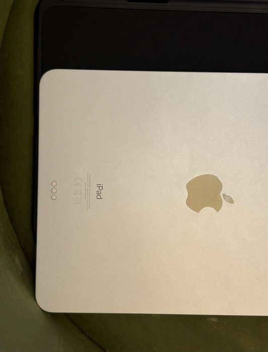 iPad Pro 11” 128GB Wi-Fi Silver – impecabil, husă inclusă