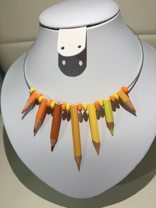 Colier handmade din creioane colorate