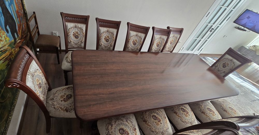 Стол со стульями