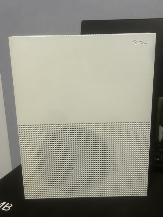 Xbox One S 512GB + GTA 5 + 2 контролера