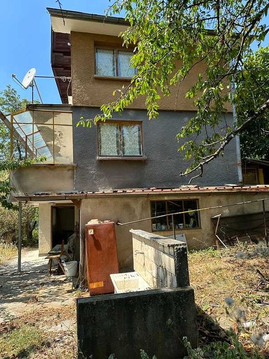 къща, тухла 1984г. , на 2 етажа, село Долна Диканя, двор 870м