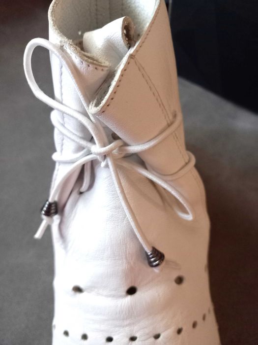 Български кожени ботички с перфорации и връзки – № 39 (чисто нови)