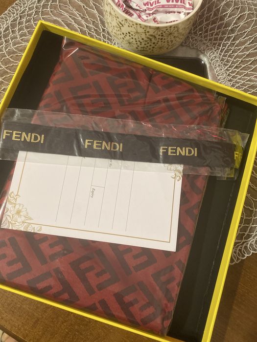 Esarfa set cadou foarte frumos de la Fendi