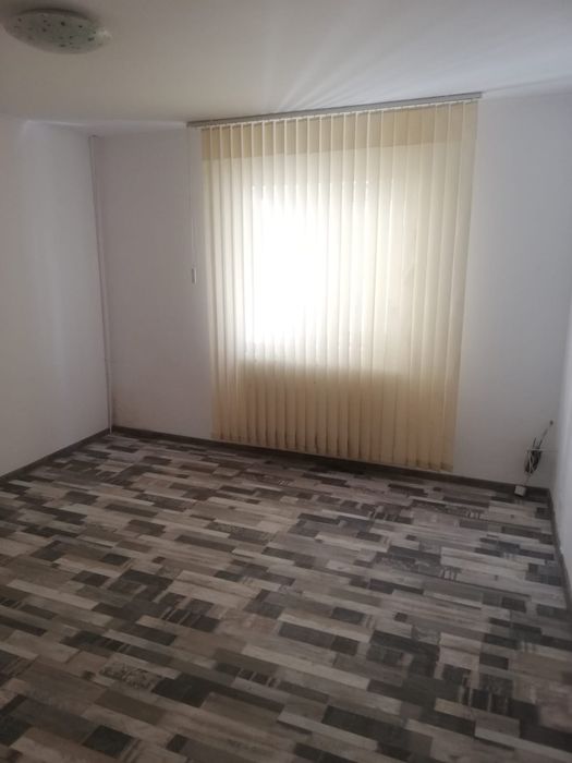 Închiriez apartament 3 camere pe str Stirbei Voda 158