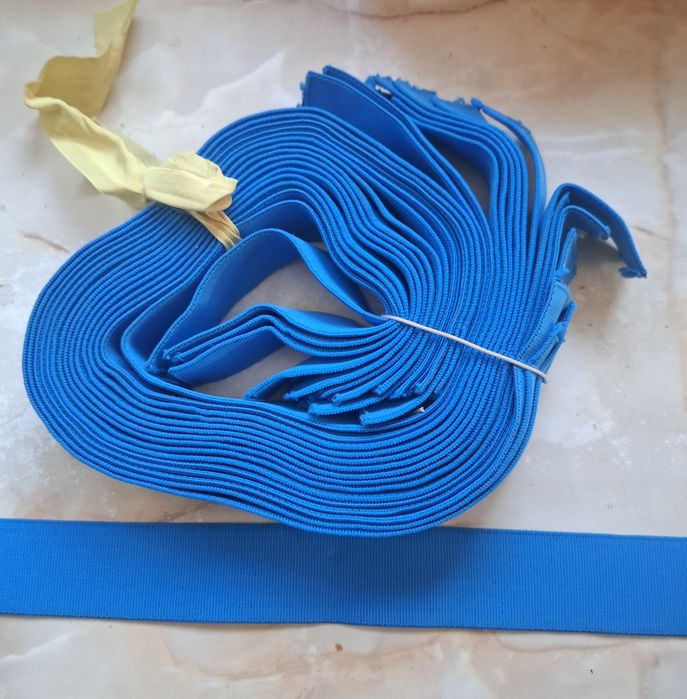 Elastic albastru lat de 4 cm.